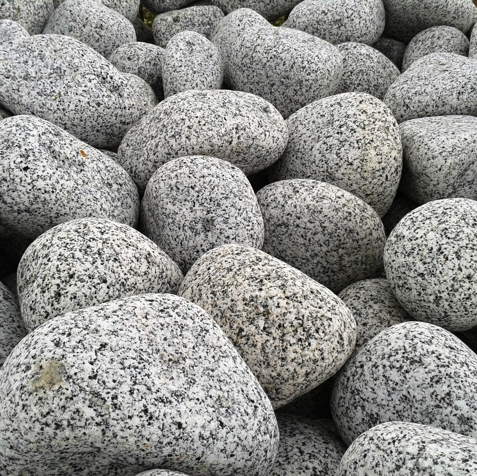 Granit yuvarlama tambur granite tumbled washed pebbles cobbles granite getrommelt galabau turkei turkish granit tuerkei granit izmir stone 1
