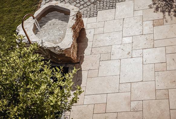 Kundenfoto Travertin Medium Select Terrasse mit Brunnen 1