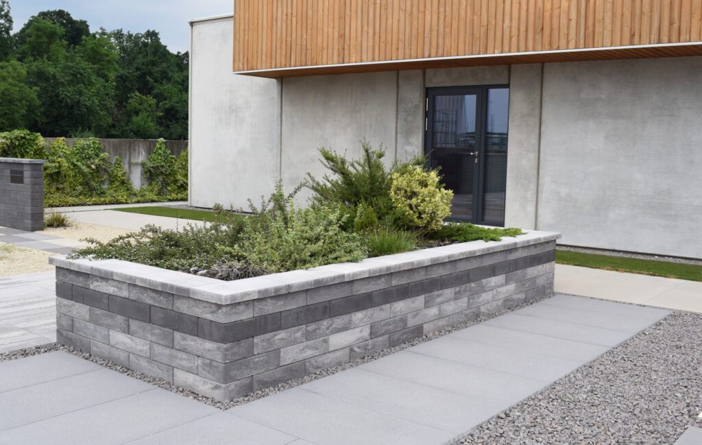 citystonedesign betonove ploty metropol uni granito vyvyseny zahon scaled 1