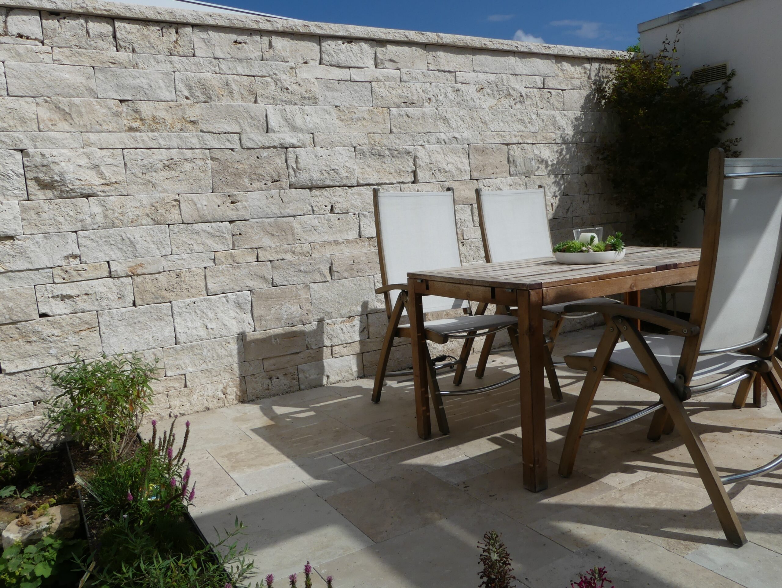 Mauersteine Travertin Medium Select Rustic mit Terrasse scaled