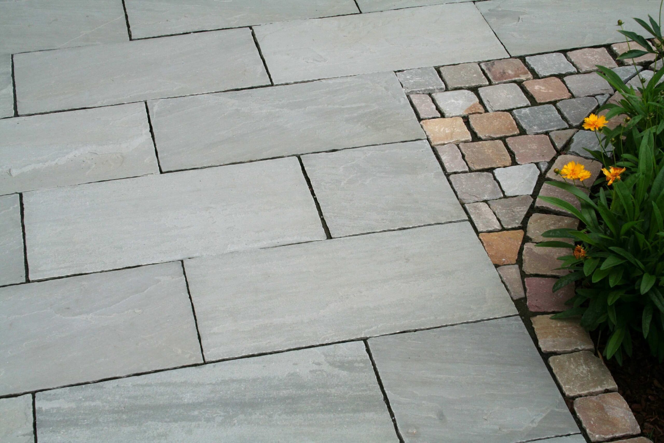 Sandstein Kandla Grey mit Abgrenzung zum Beet js scaled