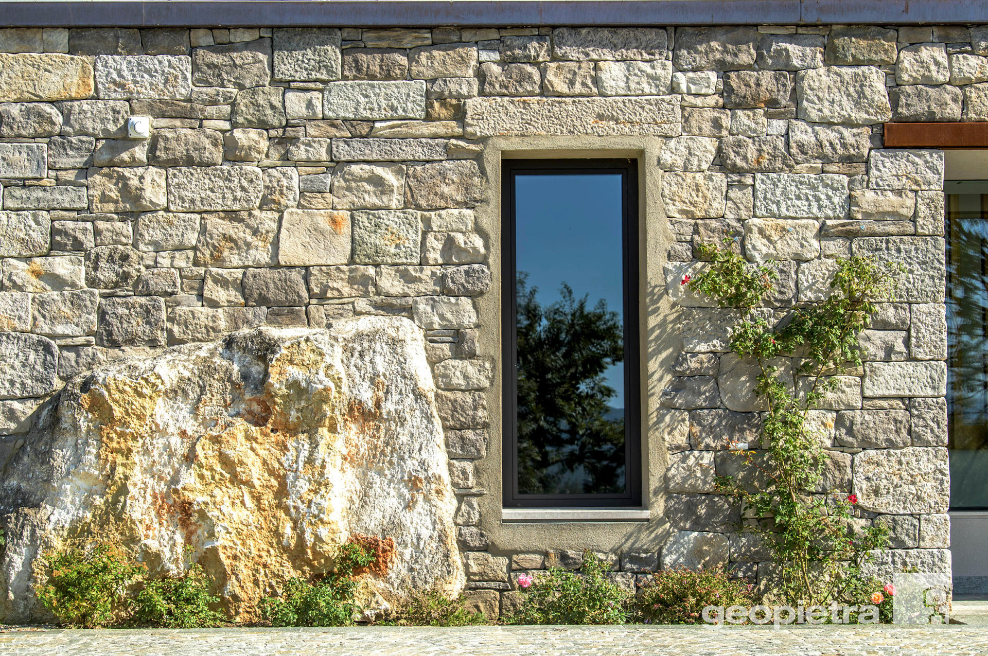 villa moderna pietra corten vetro2